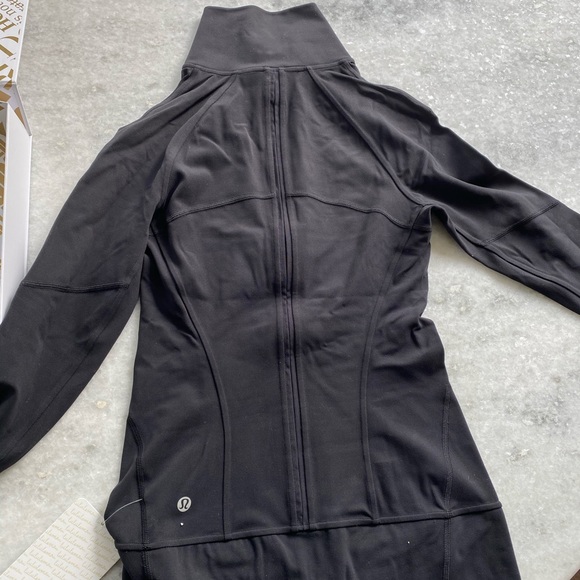 Lululemon black contour jacket size 2 - Picture 2 of 3